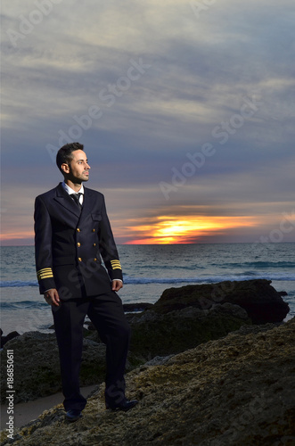 Fotografie, Obraz Novio recién casado en la playa por la noche.