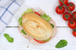 Brötchen Sandwich Baguette belegt mit Schinken von oben auf Holzbrett