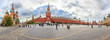 Panoramaaufnahme über den Roten Platz in Moskau mit Blick auf das historische Museum, das Lenin Mausoeum  sowie die Basilius-Kathedrale fotografiert tagsüber im Oktober 2014