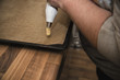 Ein Mann drückt Teig durch die Spritz Tülle auf Backpapier auf einem Backblech.
