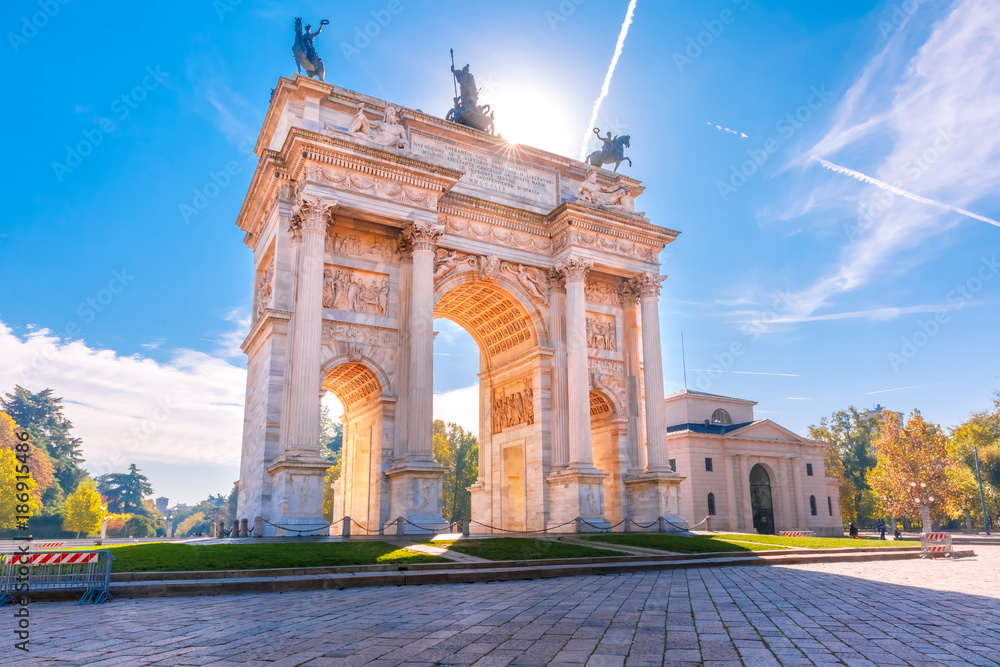 Arch of Peace, or Arco della Pace, city gate in the centre of the Old Town of Milan in the sunny day, Lombardia, Italy. - obrazy, fototapety, plakaty 