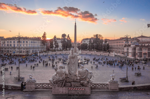Plakat Rzym (Włochy) - historyczne centrum Rzymu. Tu przede wszystkim plac Piazza del Popolo o zachodzie słońca, z Terrazza del Pincio