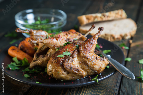 Fotografía Fried quail with carrots and fresh parsley