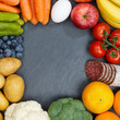 Obst und Gemüse Sammlung Lebensmittel Früchte essen Rahmen Quadrat Schieferplatte Textfreiraum von oben