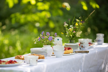 gedeckter Gartentisch im Sommer