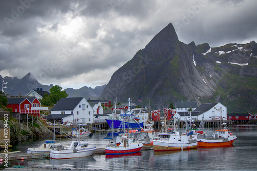 wioska-rybacka-na-lofotach-norweskie-lodzie-i-domy-z-gorami-w-tle