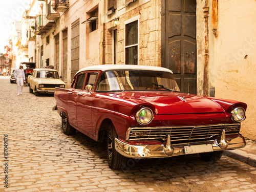 Dekoracja na wymiar  czerwony-stary-i-klasyczny-samochod-na-drodze-starej-hawany-kuba