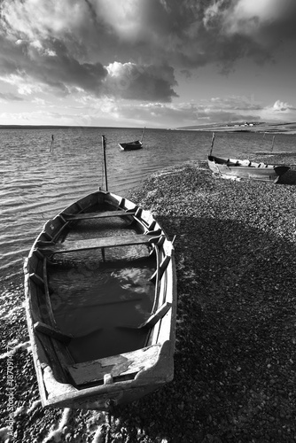 Foto-Lamellenvorhang - Beautiful black and white sunset landscape image of boats moored in Fleet Lagoon in Dorset England (von veneratio)