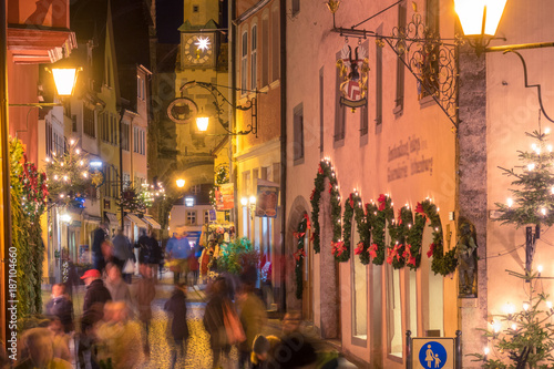 Fotomural Rothenburg ob der Tauber Christmas night view with blurred crowd of people