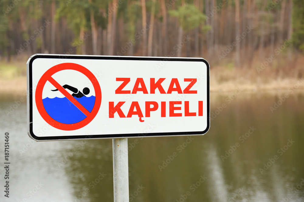 Znak "Zakaz kąpieli" na jeziorem. - obrazy, fototapety, plakaty 