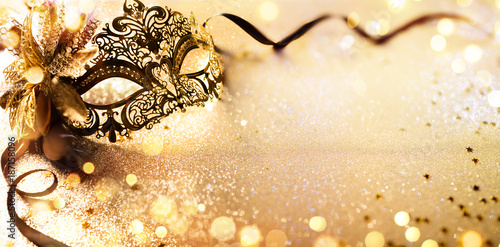 Cuadros en Lienzo Venetian Golden Mask On Shiny Defocused Background