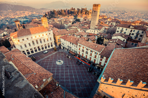 Fotografía Bergamo Alta old town at sunset - Piazza Vecchia - Lombardy Italy