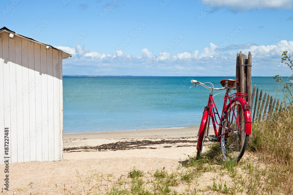 Vélo rouge sur plage Vendéenne - obrazy, fototapety, plakaty 