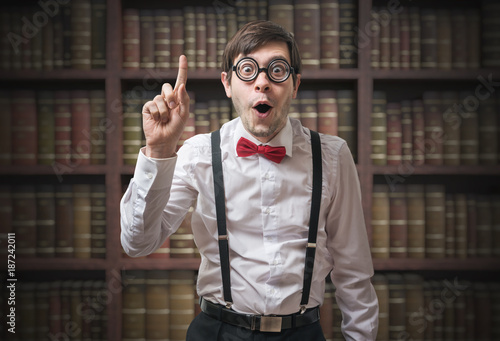 Fotografía Funny young man (nerd) with finger up has an idea.