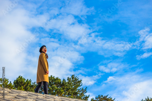 土手を一人で歩く女性 Stock 写真 Adobe Stock 土手を一人で歩く女性 Stock 写真 Adobe Stock