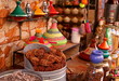 Kolorowe souveniry na arabskim targu, cynamon w kawałkach, w pęczkach, naczynia do tajinu, kubki, ozdoby wykonane ręcznie