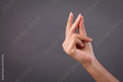Fotomural hand snapping finger studio isolated