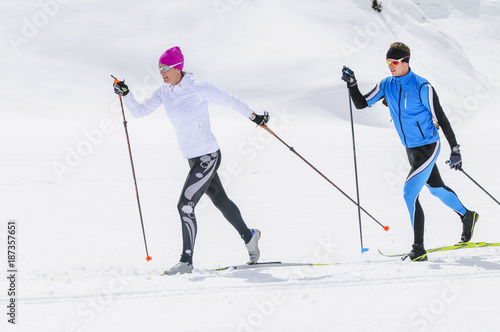 Dekoracja na wymiar  dwoch-narciarzy-biegowych-w-stylu-dagonal