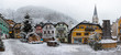 Panorama des Marktplatzes von Hallstatt, Österreich, im Winter mit Schnee