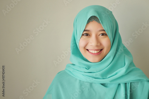 Fotografía portrait of happy smiling asian muslim woman