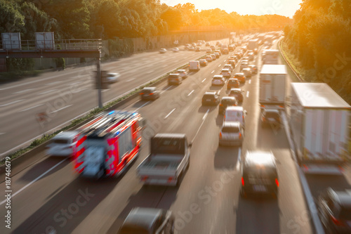 Cuadros en Lienzo Rettungsgasse auf der Autobahn mit Feuerwehrauto