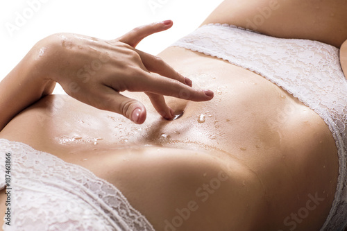 Zdjęcie XXL Młoda kobieta dotyka jej mokrego seksualnego brzucha.