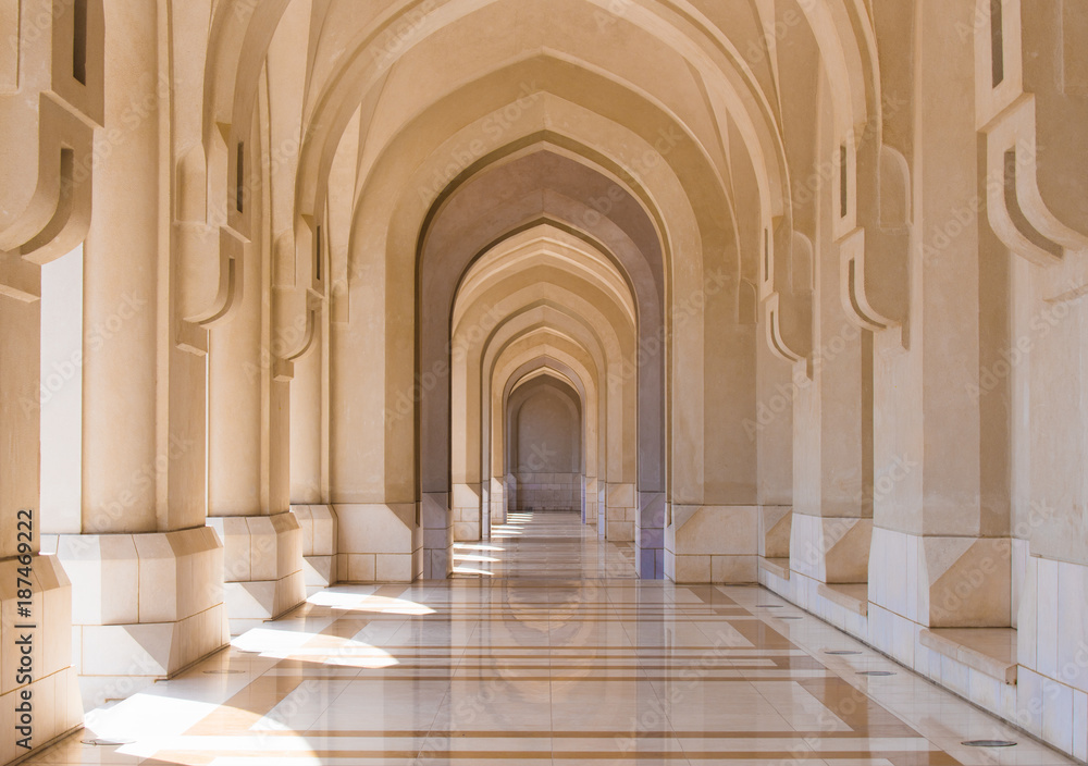 Public square colonnade in the old city of Muscat, Oman - obrazy, fototapety, plakaty 