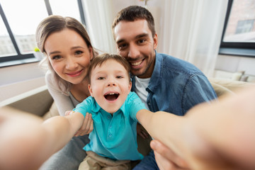 Poster - happy family taking selfie at home