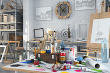 Künstlerische Ausstattung Im Atelier Mit Einem Tisch Voller Farben Und Pinsel, Im Hintergrund Gemälte, Regale Und Einer Staffelei Aus Holz.