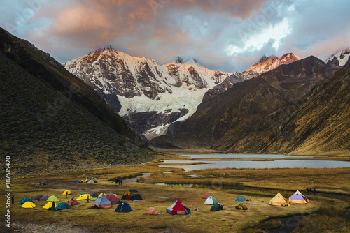 Fotografía Campsite for trekking tours at the Laguna Jahuacocha on the Huayhuash Trek/ Cord
