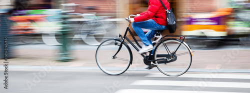 Fotografía bicycle rider in the city in motion blur