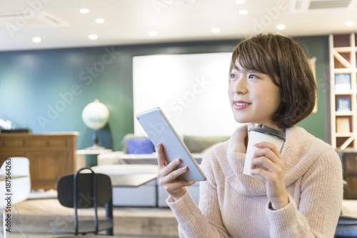 ノマドワーカー 若い女性 Stock Photo Adobe Stock ノマドワーカー 若い女性 Stock Photo Adobe Stock