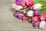 Fototapeta Tulipany - Tulpen auf Holzhintergrund