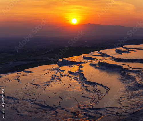 trawertynowe-baseny-i-tarasy-w-pamukkale-turcja