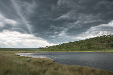 Tempestade De Verão Na Lagoa Da Nascente Do Rio Cuanavale Em Angola, Província Do Moxico