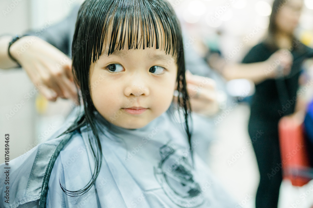 Asian Little Girl Haircut Hairdresser Beauty Salon Foto