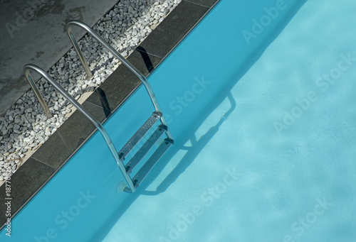 Zdjęcie XXL Chwyć drabinę w basenie