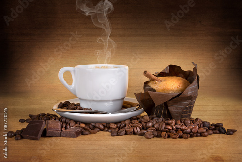 Zdjęcie XXL filiżanka kawy z fasoli i muffin