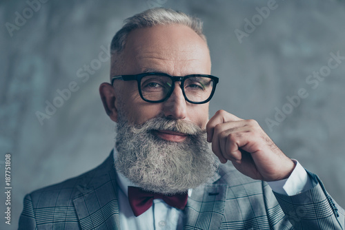 Fotografía Close up portrait of grinning old-fashioned trendy elegant wealthy professional