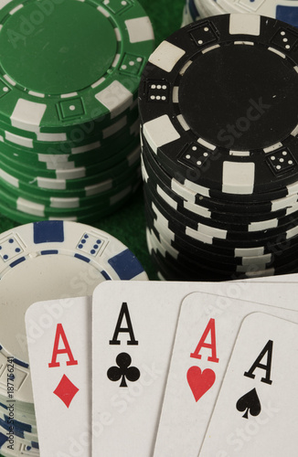 Платно poker game with chips on green background