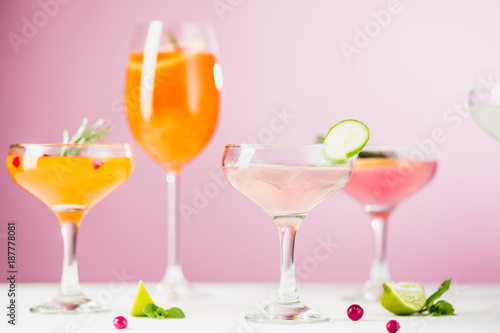 Fotografía The rose exotic cocktails and fruits on pink