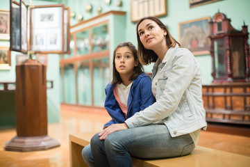 Poster - Young mom and daughter looking at expositions