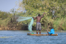Pescador Artesanal Em Canoa (mocoros/macoros) No Rio Cubango, Província Do Cuando Cubango, Angola