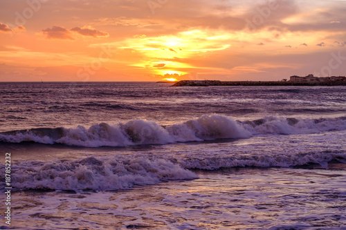 Coucher De Soleil Sur La Mer Agitée Les Vagues Buy This