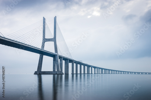 Fotografía Vasco da Gama Bridge at sunrise in Lisbon, Portugal