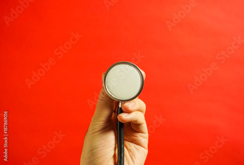 聴診器を当てる 手のみ 持ち方その1 赤色背景 Stock Photo Adobe Stock 聴診器を当てる 手のみ 持ち方その1 赤色背景 Stock Photo Adobe Stock