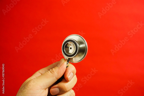 聴診器を当てる 手のみ 持ち方その1 赤色背景 Stock Photo Adobe Stock 聴診器を当てる 手のみ 持ち方その1 赤色背景 Stock Photo Adobe Stock