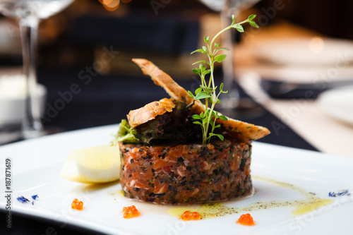 Fotografía Salmon tartar with red caviar