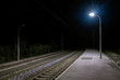 Ruhiger einsamer verlassener Bahnsteig bei Nacht mit Laternenlicht