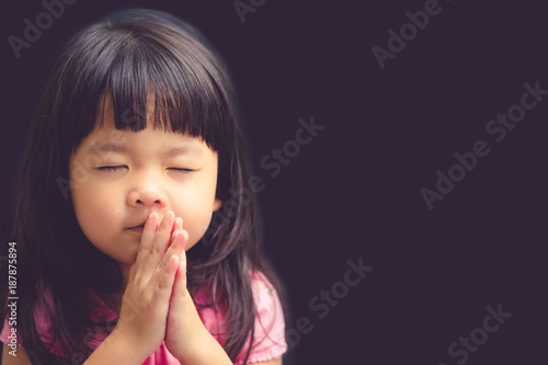 Fotografía Little girl praying in the morning